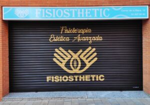 Graffiti en persiana de comercio de fisioterapia, con un diseño que inspira salud y bienestar.