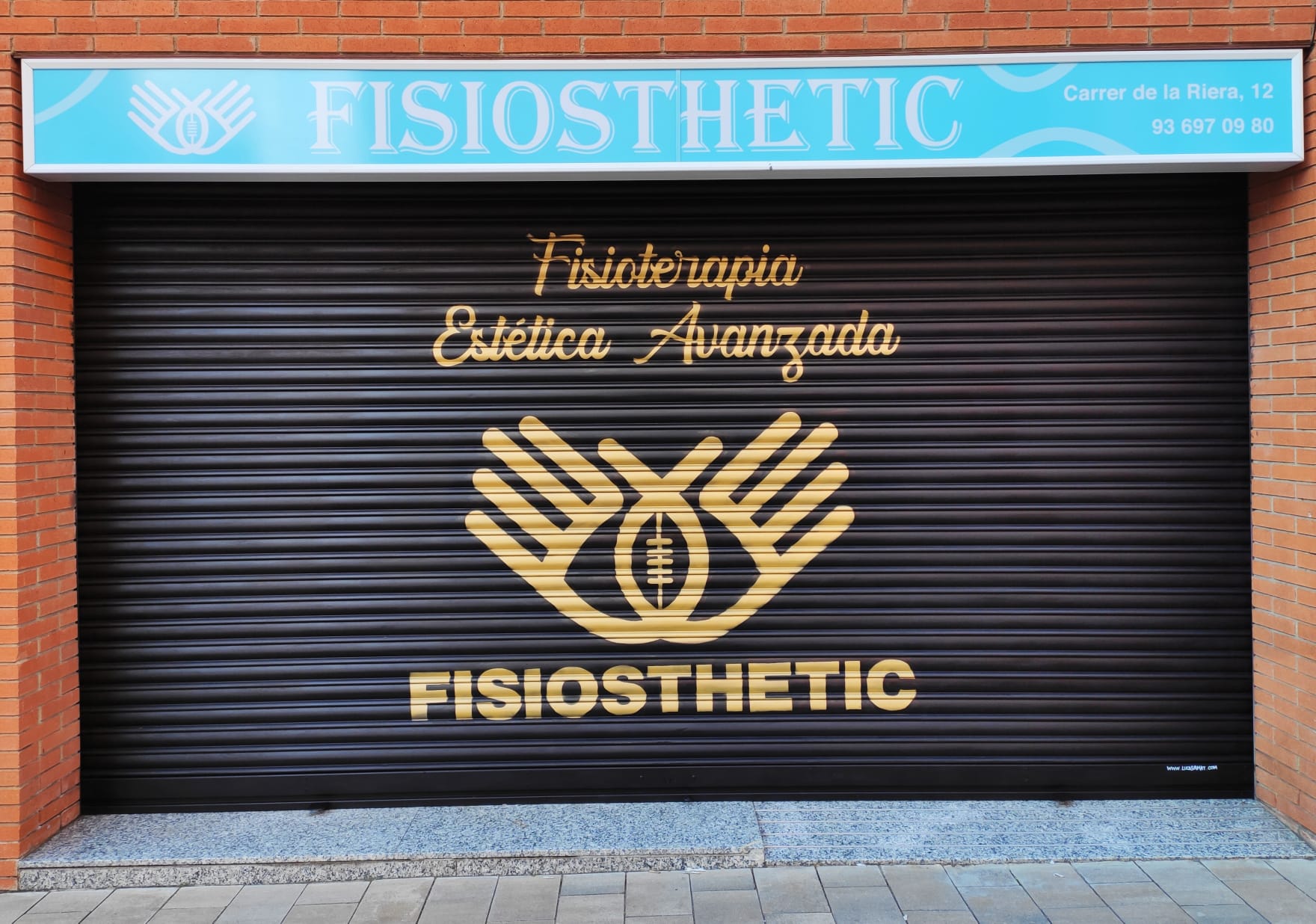 Graffiti en persiana de comercio de fisioterapia, con un diseño que inspira salud y bienestar.