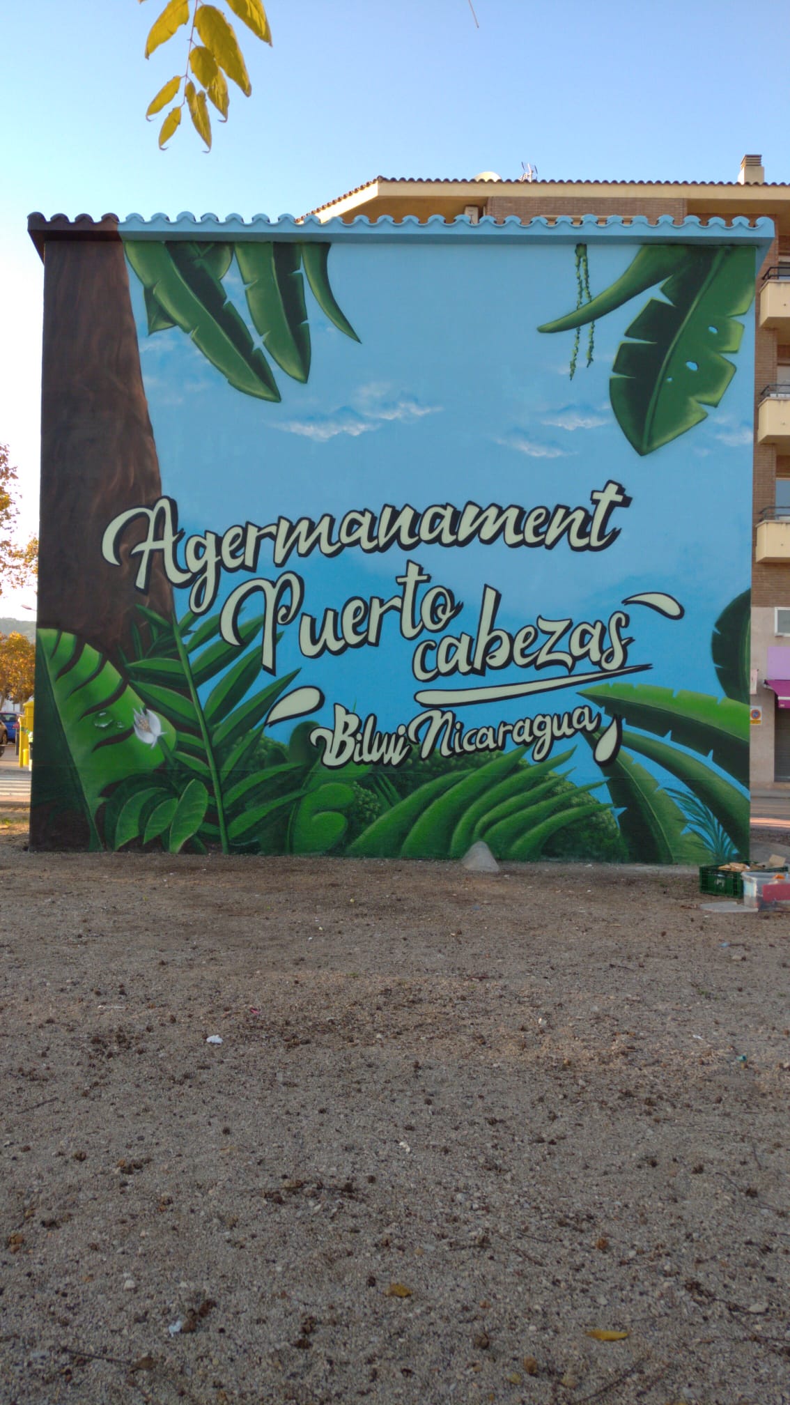 Mural con ilustraciones de diversas plantas y vegetación, ideal para decorar espacios naturales.